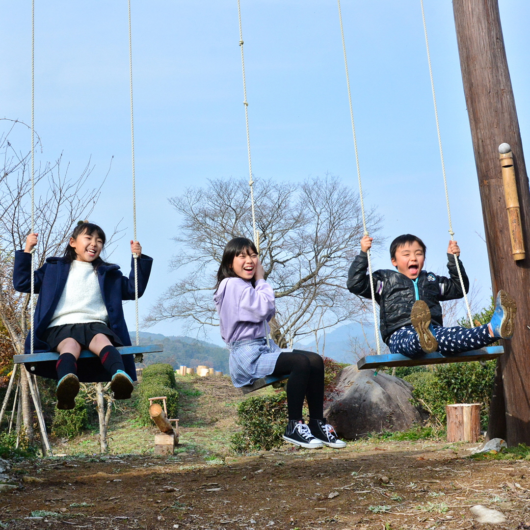 自然で遊ぶ子どもたちの写真