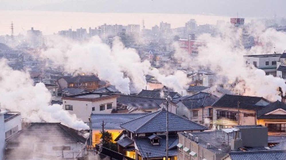 別府市の街並みと湯煙の写真